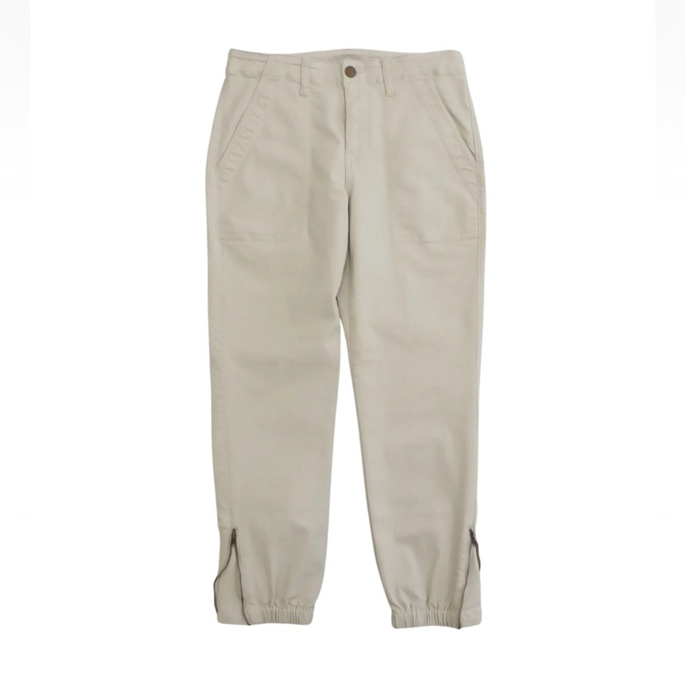 Cabi Women’s Compass Beige Cotton Blend Cargo Pants.
Compass Beige. 
Size 6